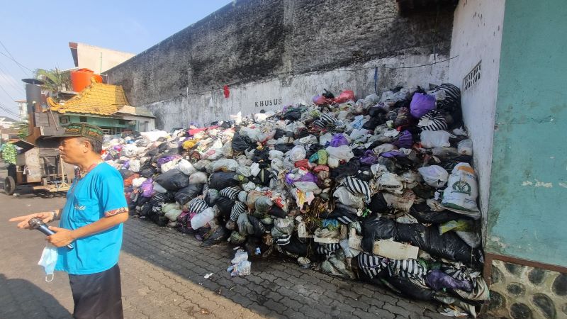 Pemandangan sampah menumpuk di area pemukiman warga Jogoyudan RW 07, Jetis, Kota Jogja. Mirisnya, sampah sudah menumpuk berbulan-bulan.