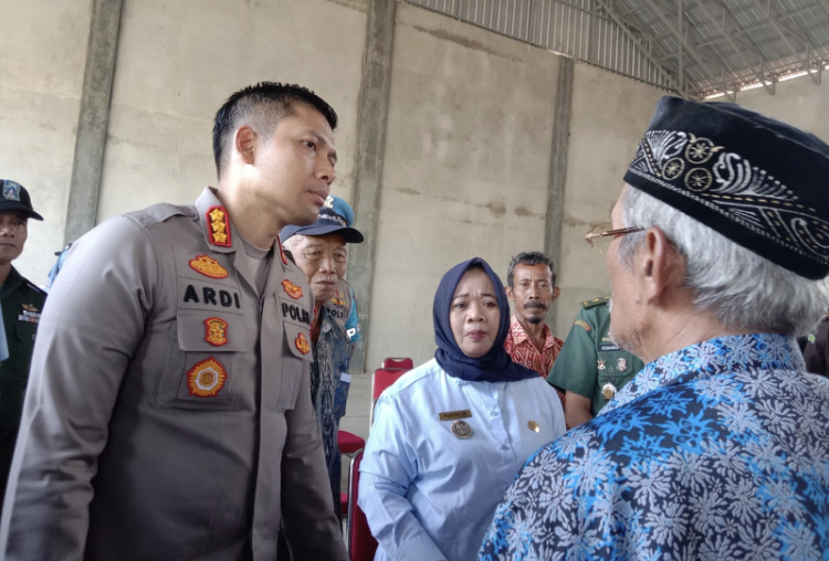 LUMBUNG PANGAN: Bupati Sleman Kustini Sri Purnomo bersama Kapolresta Sleman Kombes Pol Yuswanto Ardi berdialog dengan petani di sela kegiatan optimalisasi lahan tidur di Kapanewon Moyudan.