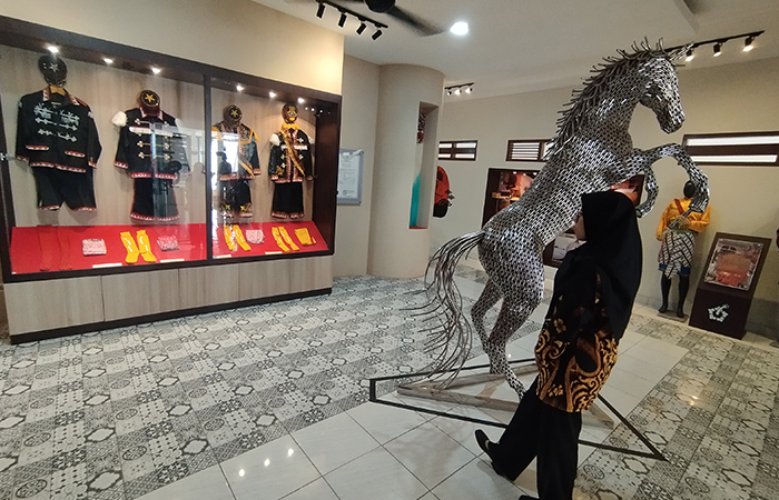 Suasana Purworejo Art Center, tampak koleksi tertata rapi di dalam galeri seni, Jumat (28/6).JIHAN ARON VAHERA/RADAR JOGJA&nbsp;
