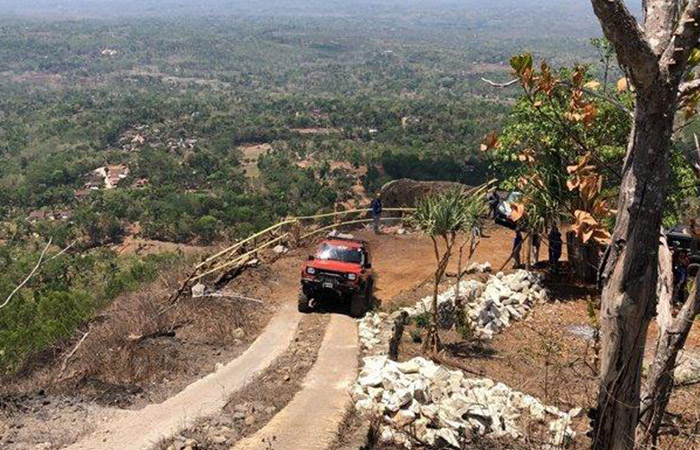 EKSTREM: Jalur Off Road Pendakian Gunung Api Purba Keruk. Banyak wisatawan datang menjelajahi wisata alam Gunung Api Purba Keruk dan Gunung Genter.