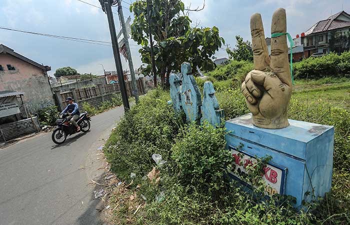 DUA ANAK CUKUP: Patung keluarga berencana (KB) di kawasan Pendowoharjo, Sewon, bantul, Sabtu (29/6).