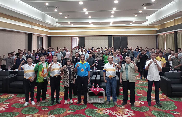 PERSIAPAN: Jajaran pengurus KONI DIJ saat berfoto bersama dengan para pelatih Puslada PON 2024.