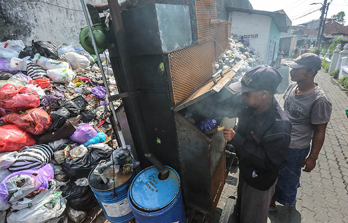 JADI SOLUSI: Warga Jogoyudan bersama PCM Jetis melakukan proses pengolahan sampah dengan mesin pembakar sampah di kampung Jogoyudan, Jetis, Jogja, Sabtu (29/6).