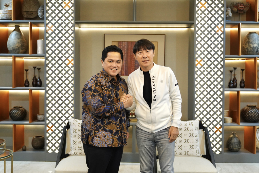 Erick Thohir berjabat tangan bersama Shin Tae-yong usai resmi perpanjangan kontrak (PSSI)