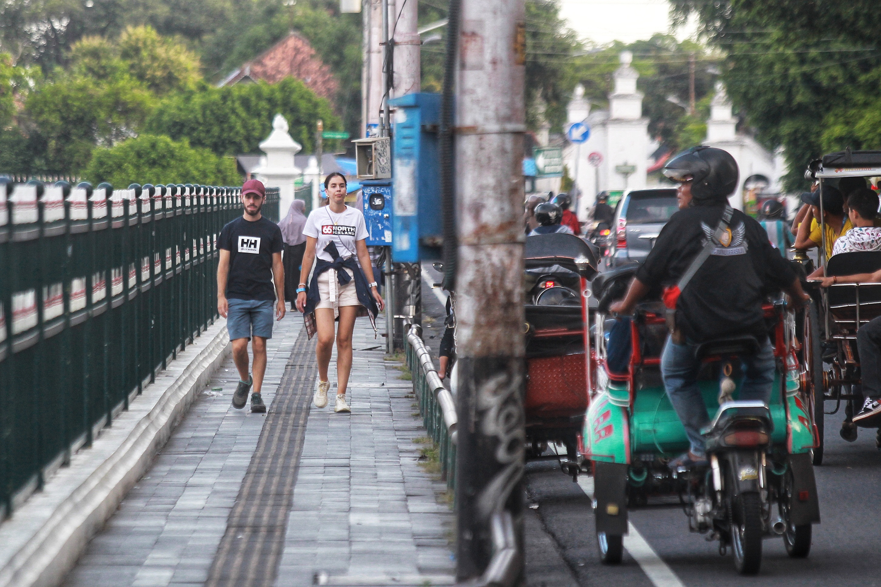 wisatawan mancanegara sedang piknik di Jogja