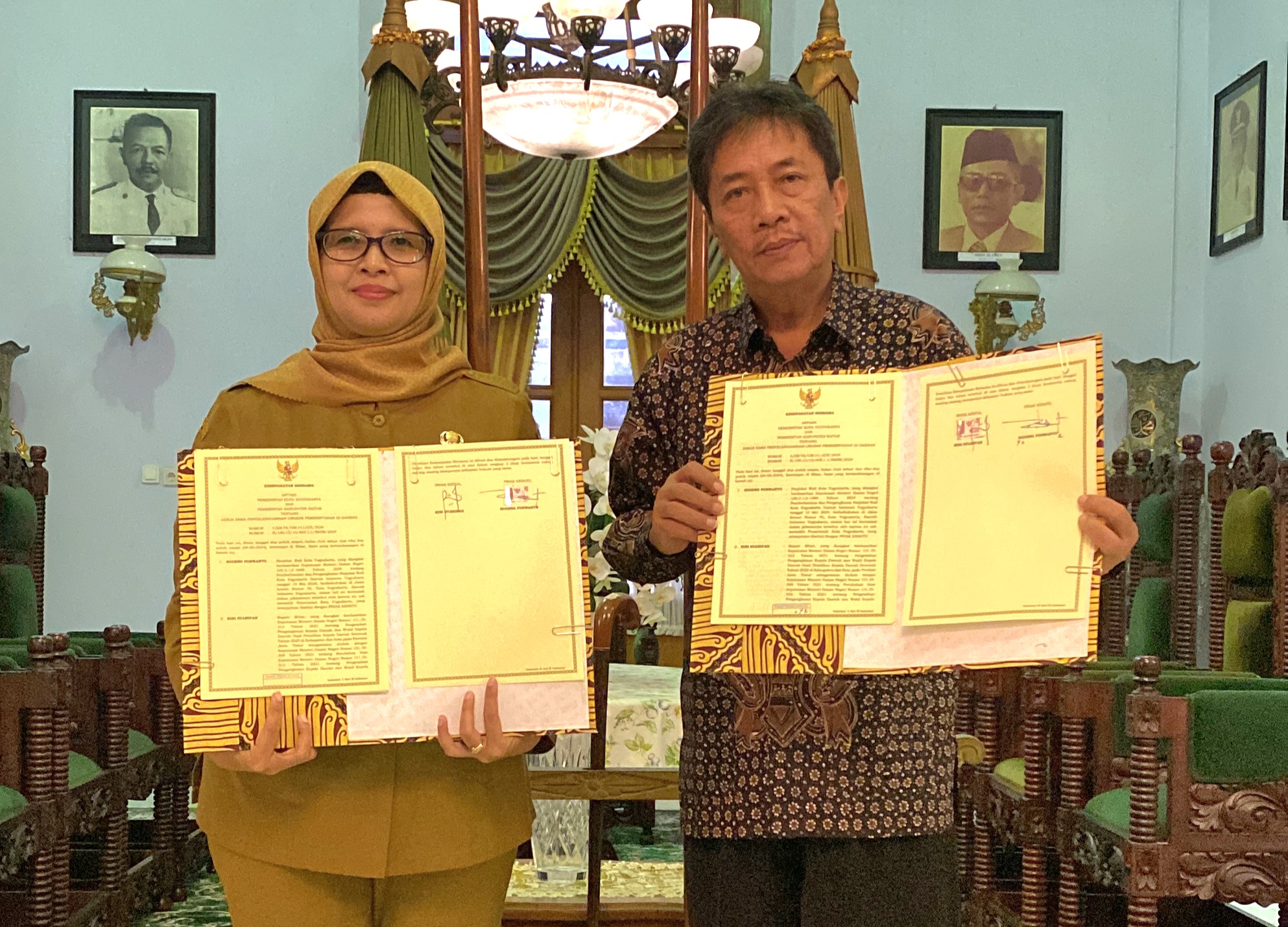 KERJA SAMA: Penjabat Wali Kota Jogja Sugeng Purwanto dan Bupati Blitar Rini Syarifah usai penandatanganan kerjasama guna tekan inflasi.