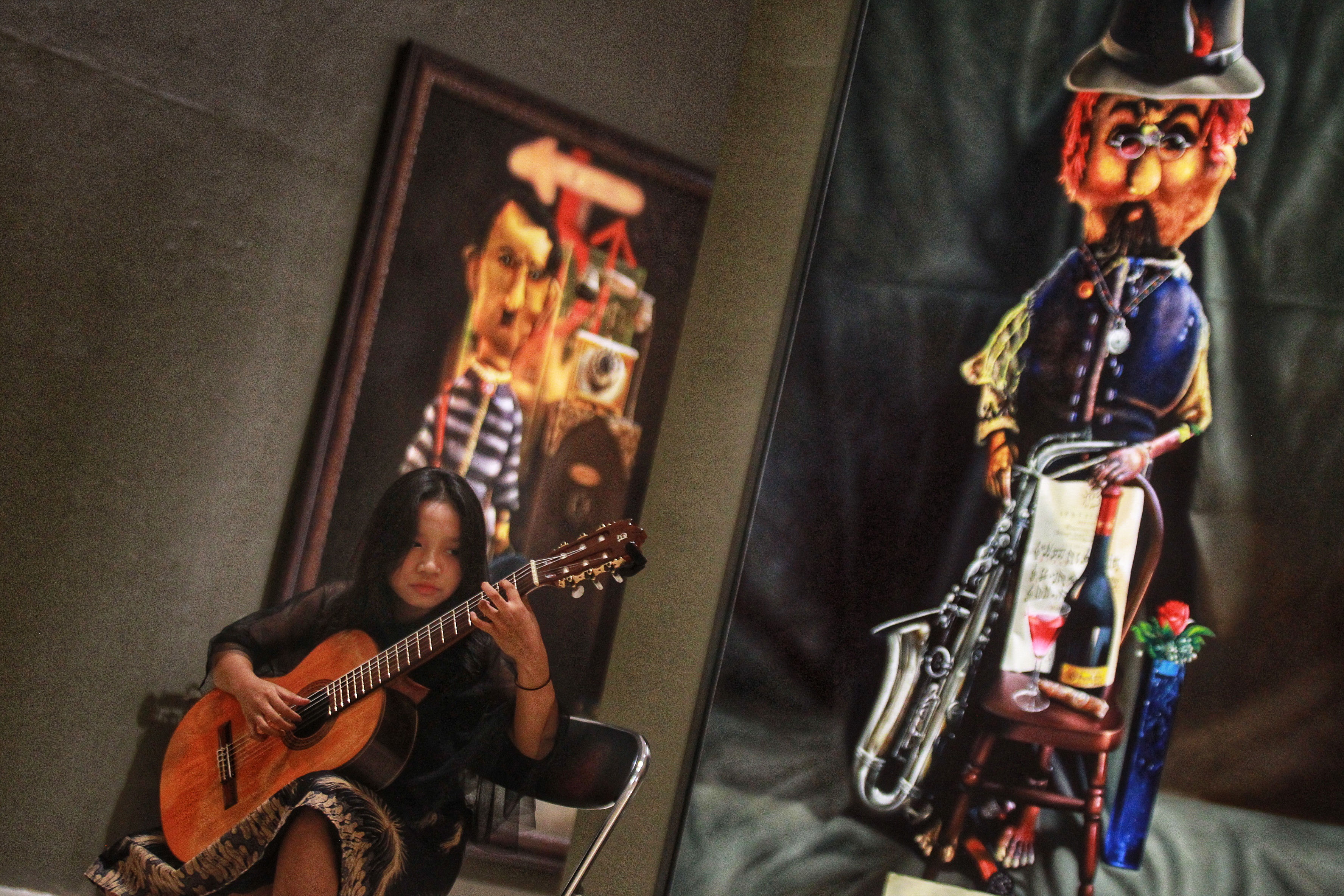 Gitaris remaja Victoria Ilona Asandra atau Vicky menampilkan pertunjukan repertoar gitar klasik dalam pameran seni