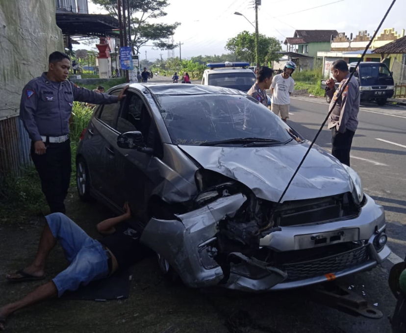 EVAKUASI: Mobil yang dikendarai warga Sleman menabrak tembok di Jalan Raya Bandongan, tampak remuk.