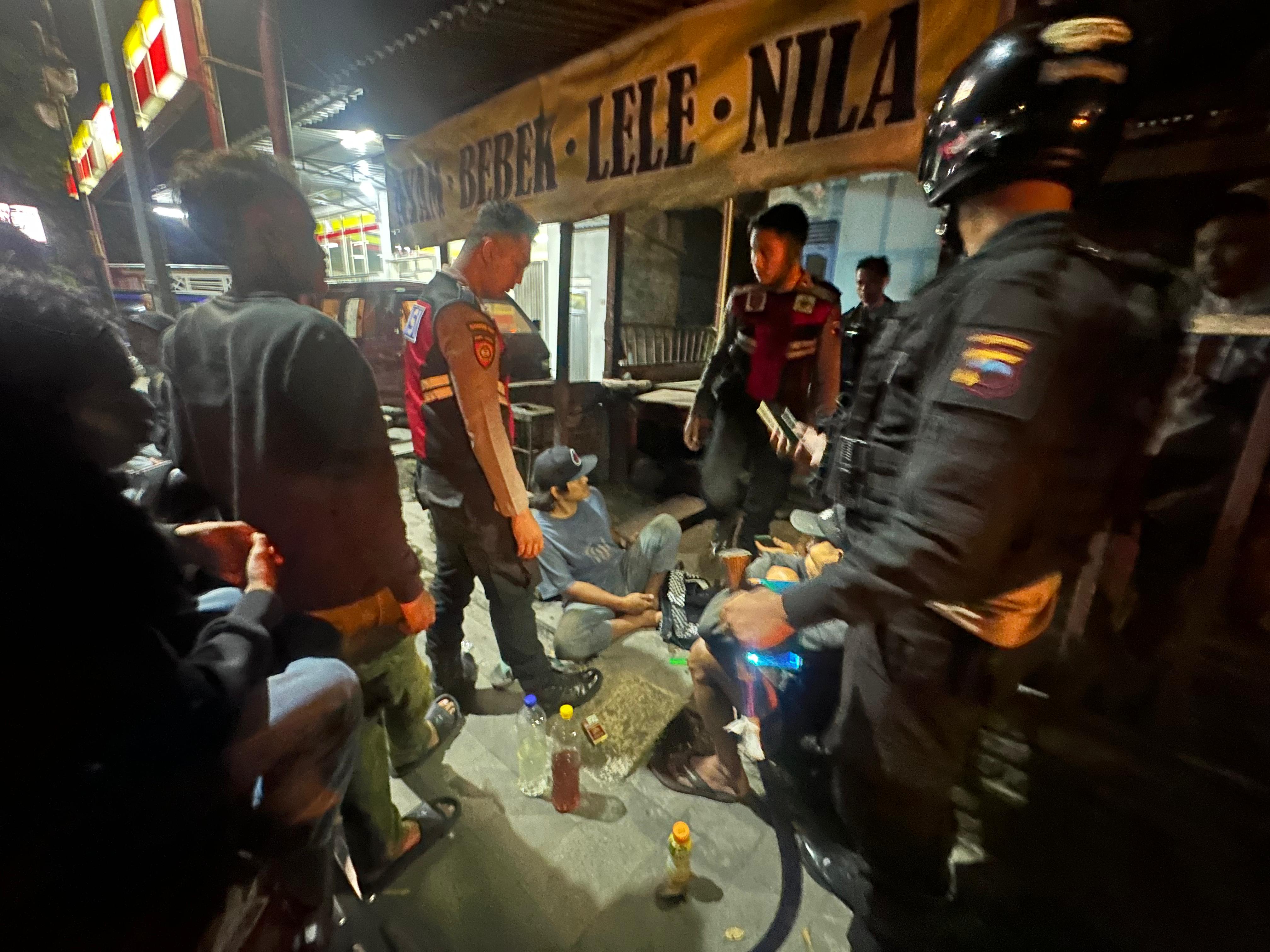 PATROLI: Polisi menggiring sejumlah remaja yang hendak melakukan tawuran. Selain itu, polisi menemukan sajam hingga miras. (Humas Polresta Magelang)