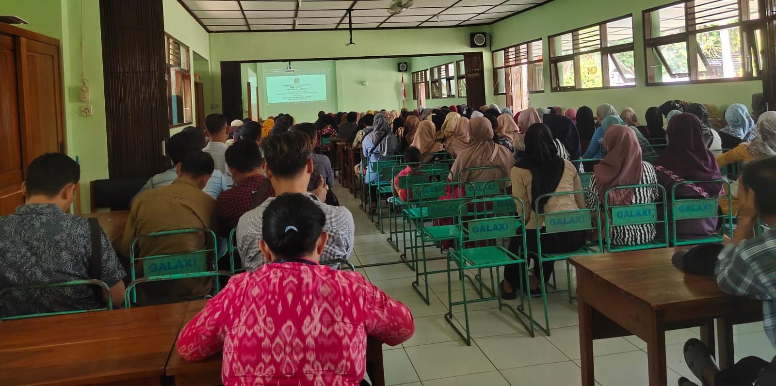 Suasana persiapan pengadaan seragam antara orang tua dan pihak sekolah di Gunungkidul akhir pekan lalu  (Doc Sarang Lidi untuk Radar Jogja)