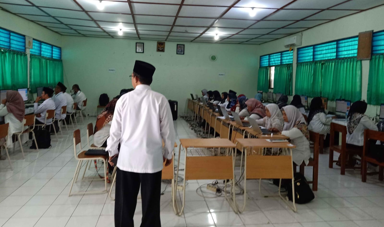 Ratusan guru dan tenaga kependidikan (GTK) madrasah di Gunungkidul saat persiapan asesmen kompetensi guru dan tenaga kependidikan (AKGTK) akhir pekan lalu  (Doc Kankemenag Gunungkidul)