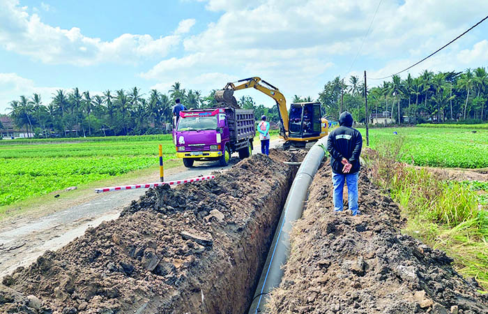 &nbsp;PENGGALIAN: Pipa SPAM Kamijoro mulai dibangun melintasi wilayah selatan Kulon Progo.&nbsp;(ANOM BAGASKORO/RADAR JOGJA)