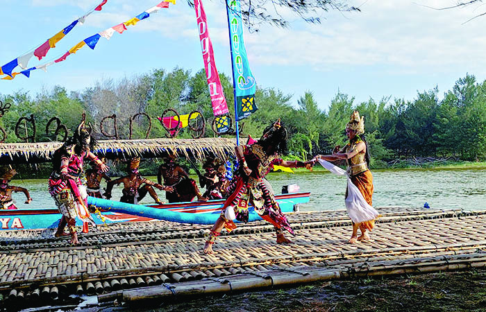 &nbsp;SENDRATARI: Pentas Sugriwa Subali dengan tambahan perahu hias di Laguna Pantai Glagah kemarin (30/6).&nbsp;(ANOM BAGASKORO/RADAR JOGJA)