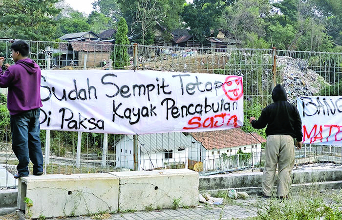 MEMBENTANG: Sejumlah spanduk protes warga berseliweran dari masyarakat Banyakan berkaitan persoalan sampah kemarin (30/6).&nbsp;(Dokumentasi Warga Banyakan)