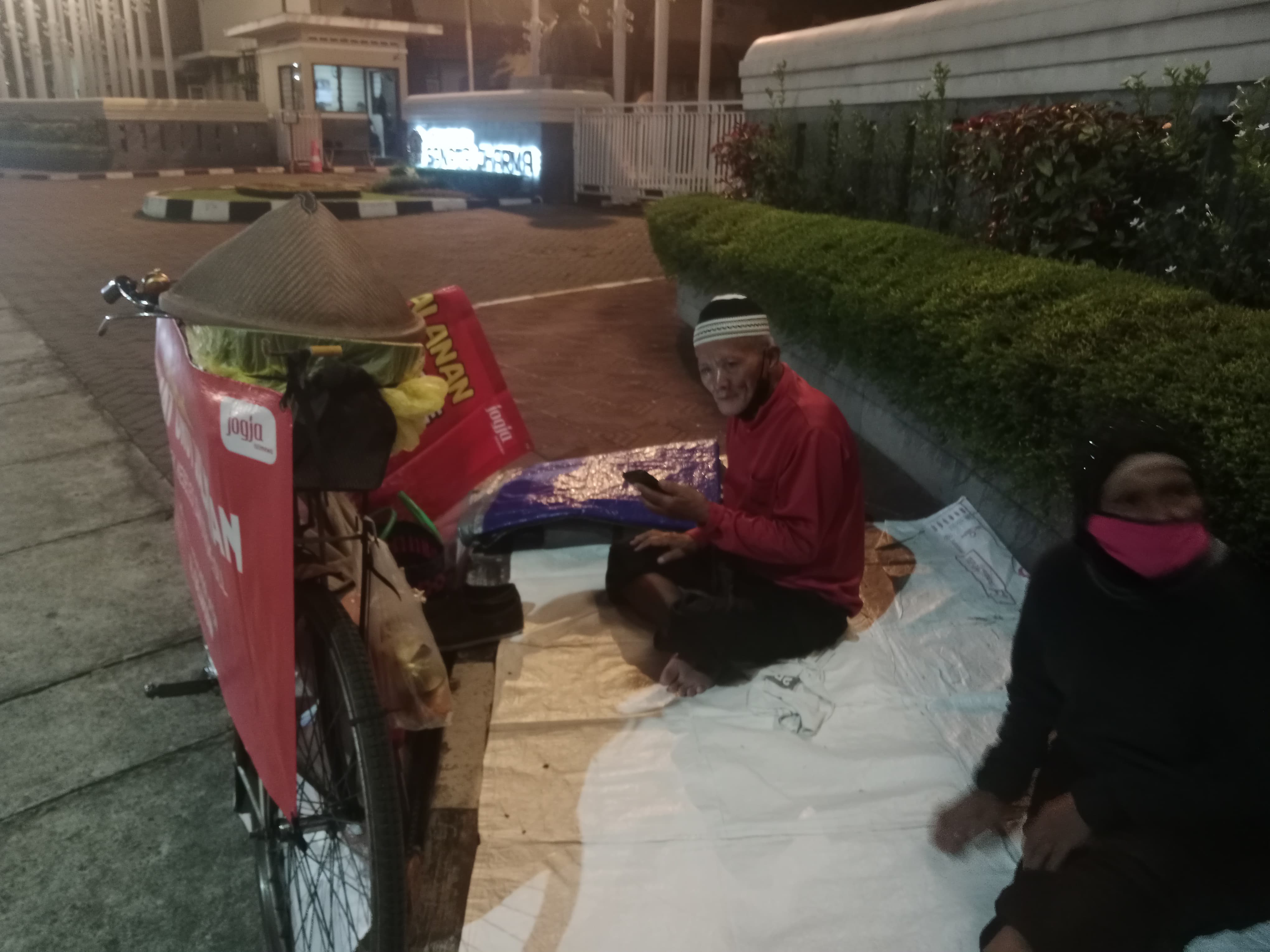 GIGIH: Sunardi yang berusia 71 tahun yang menjadi tukang pijat urut jalanan. (Delima Purnamasari/Radar Jogja)