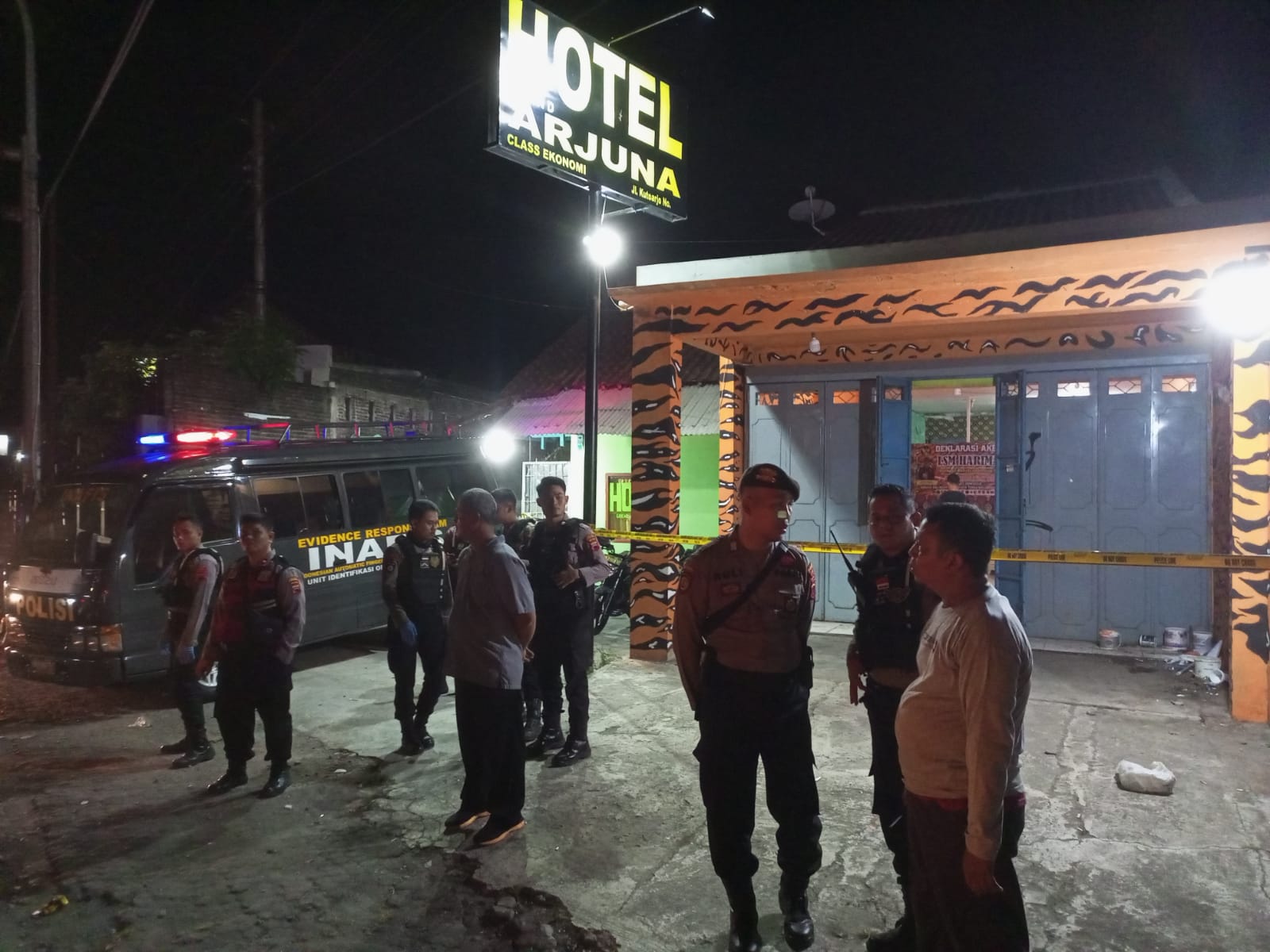 OLAH TKP : Polisi melakukan olah tempat kejadian perkara di lokasi pengerusakan markas LSM Harimau.