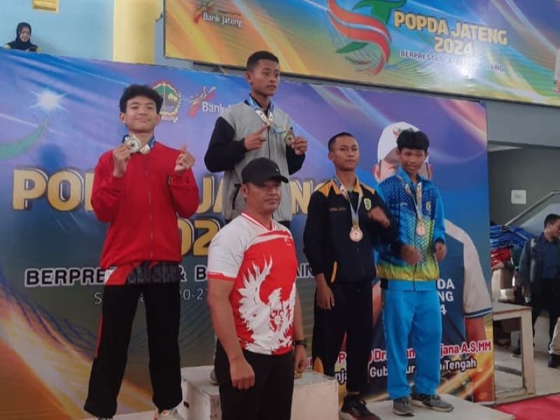 BERPRESTASI: Kepala Disparpora Kabupaten Magelang Mulyanto usai mengalungkan medali kepada para pemenang, Senin (1/7/2024).