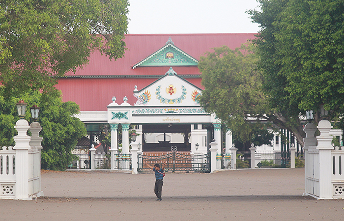 Seseorang yang tak dikenal memasuki Alun-alun Utara Keraton Jogja, Minggu (30/6).