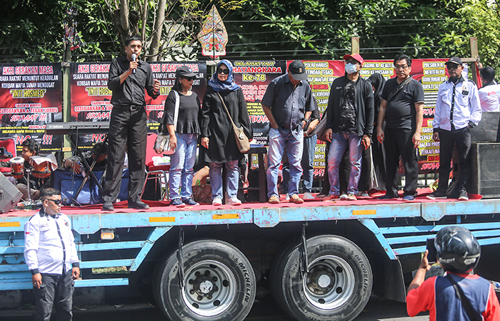 GIGIH: Para korban kasus jual beli Apartemen Malioboro City menggelar aksi unjuk rasa di Kejaksaan Tinggi (Kejati) DIY pada Senin (1/7/2024).ELANG KHARISMA DEWANGGA/RADAR JOGJA&nbsp;