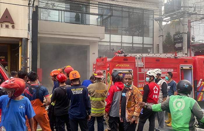 EVAKUASI: Petugas pemadam kebakaran saat memadamkan api di Hotel Yellow Star di Jalan Gejayan, Sleman Selasa (1/7).