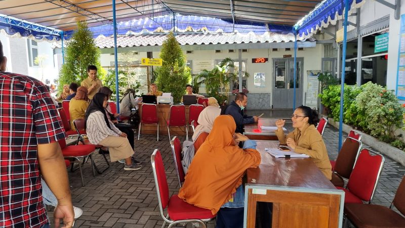 Para pendaftar memadati Dikpora kota Jogja dalam rangka pendaftaran PPDB tingkat SMP