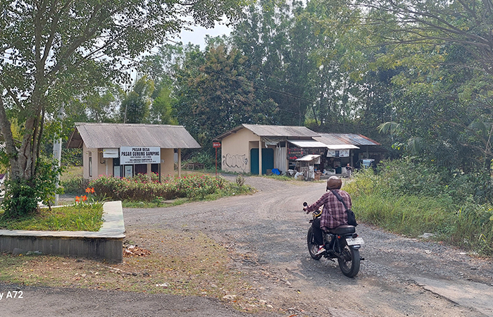 RUSAK: Ruas jalan di Banyuroto rusak, tak dapat diperbaiki oleh kalurahan.