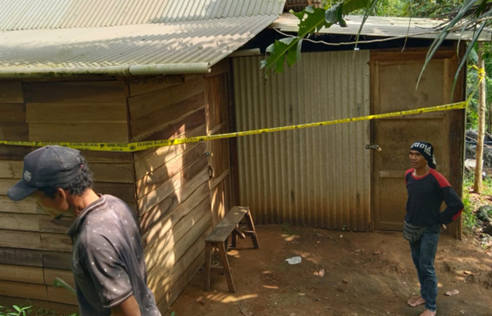 Satreskrim Polres Kebumen memasang garis polisi di lokasi yang diduga sebagai tempat penambangan emas ilegal. Lokasinya berada di Desa Karangmojo, Kecamatan Karanggayam.