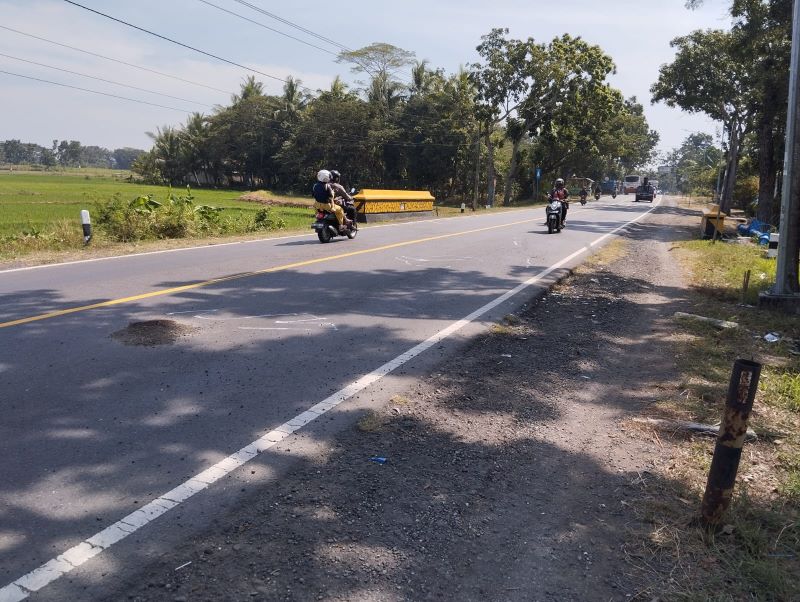 - Lokasi kejadian kecelakaan usai dilakukan evakuasi oleh petugas, Senin (1/7/2024)