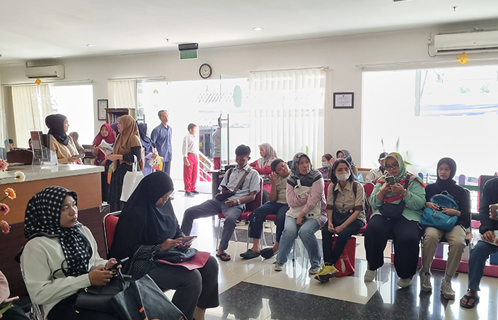 Para pendaftar memadati Dikpora kota Jogja dalam rangka pendaftaran PPDB tingkat SMP