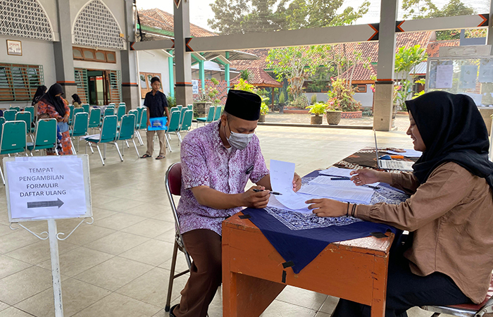 BERI PELAYANAN: Calon siswa dan orang tua melakukan daftar ulang di SMPN 1 Bantul Jumat (28/6).GUNAWAN/RADAR JOGJA