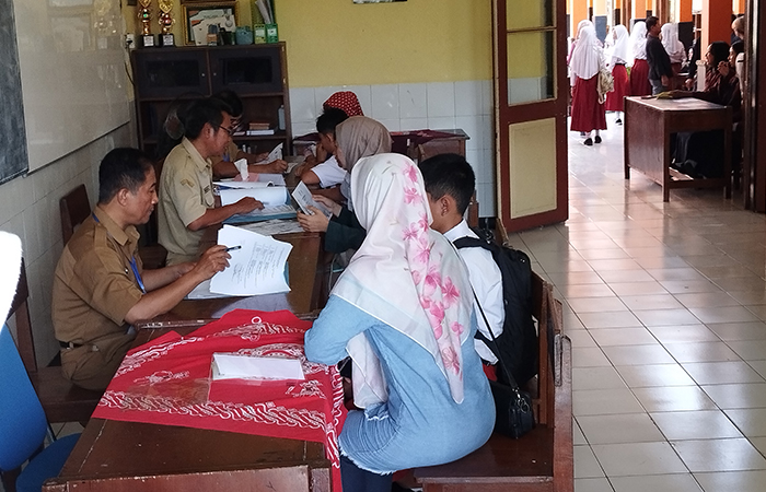 BERLANJUT: PPDB di SMP N 2 Purworejo, ramai dikunjungi siswa beserta orang tua/wali siswa untuk daftar sekolah, Senin (1/7/2024).JIHAN ARON VAHERA/RADAR JOGJA