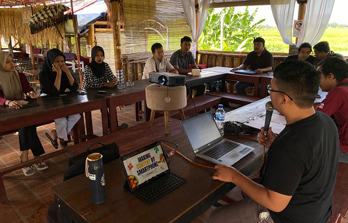 WORKSHOP: Sesi pelatihan terkait pemanfaatan handphone sebagai media untuk memproduksi konten.Dokumentasi pribadi