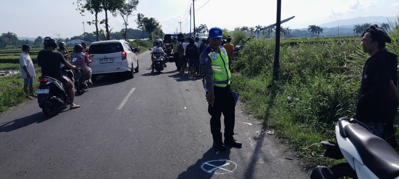 EVAKUASI: Petugas kepolisian mengevakuasi mobil yang terlibat kecelakaan dengan sepeda motor di Jalan Umum Menowo-Pucang, Secang, Senin (1/7/2024).