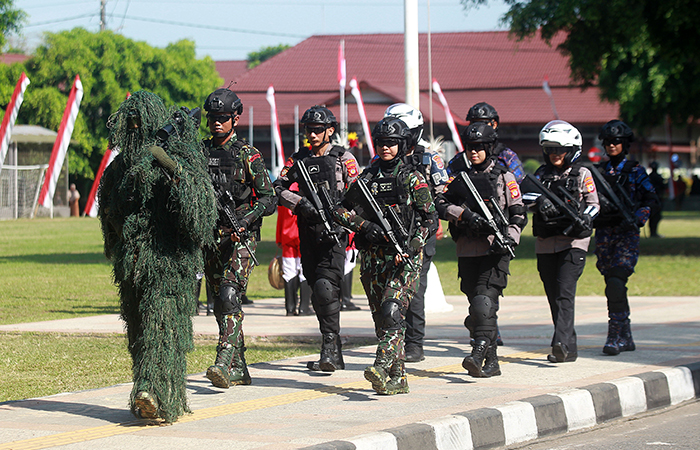 Personel Brimob Polda DIJ unjuk ketangkasan disela upacara peringatan HUT Bhayangkara ke-78 di lapangan Pemkab Sleman, Senin (1/7).