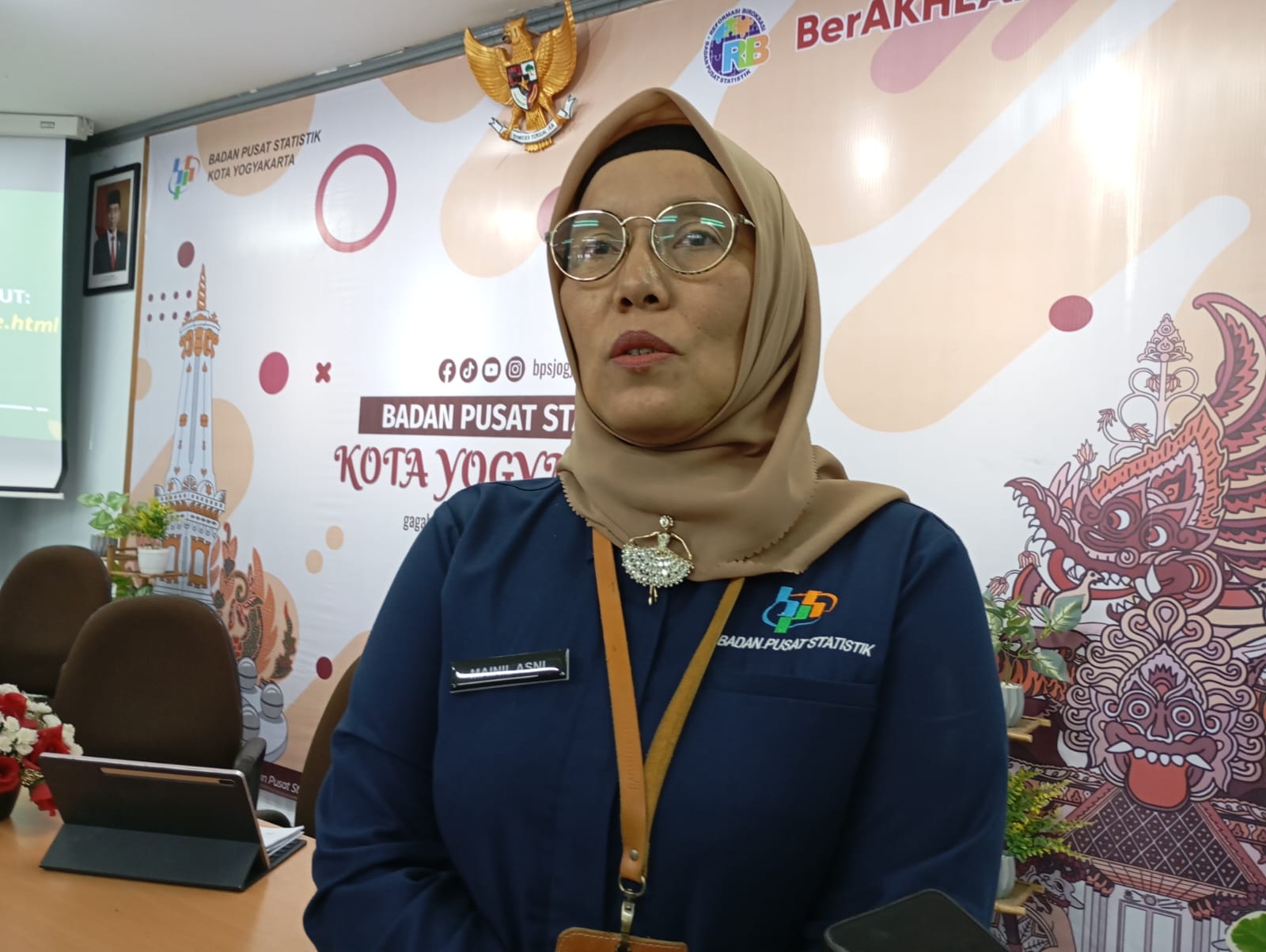 Kepala Badan Pusat Statistik (BPS) Kota Jogja Mainil Asni saat ditemui, Senin (1/7).  (IWAN NURWANTO/Radar Jogja)