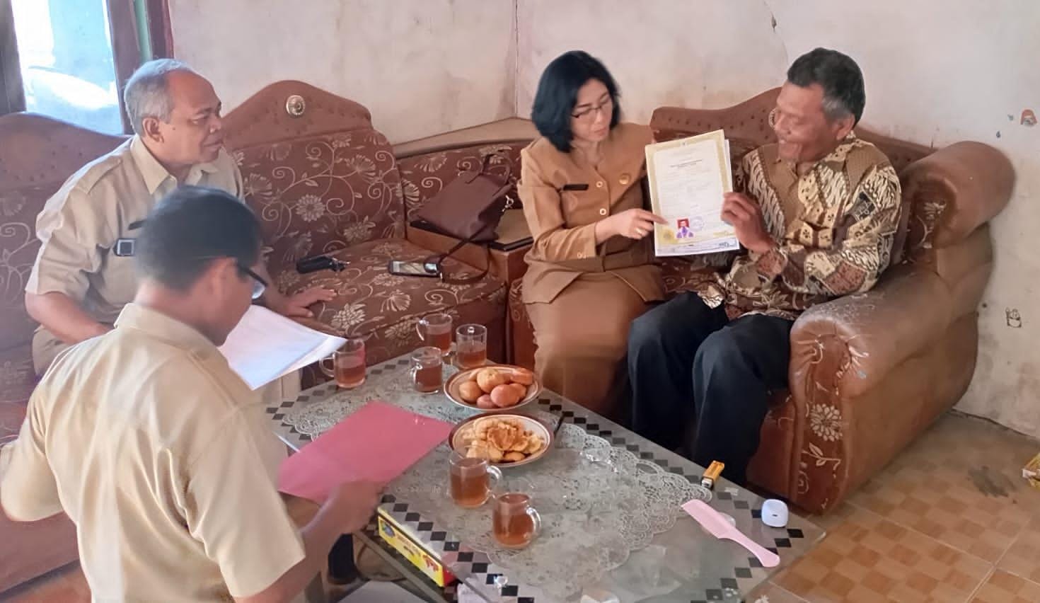 Kepala SMKN 3 Wonosari Dwi Retno Wahyuningsih saat menyerahkan ijazah kepada orang tua Orri pada Senin (1/7/2024)  (Doc SMKN 3 Wonosari untuk Radar Jogja)