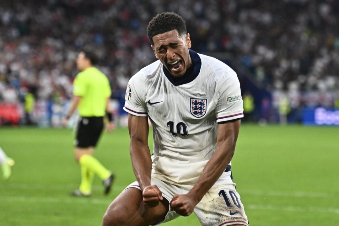 Selebrasi Jude Bellingham usai mencetak gol penyeimbang bagi Inggris ke gawang Slovakia di menit akhir (getty)