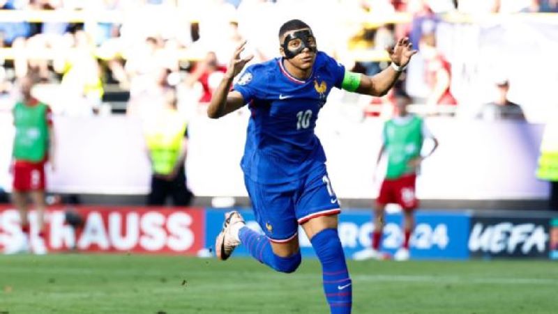 Kylian Mbappe gunakan topeng saat laga melawan Polandia dan mencetak satu gol (getty)