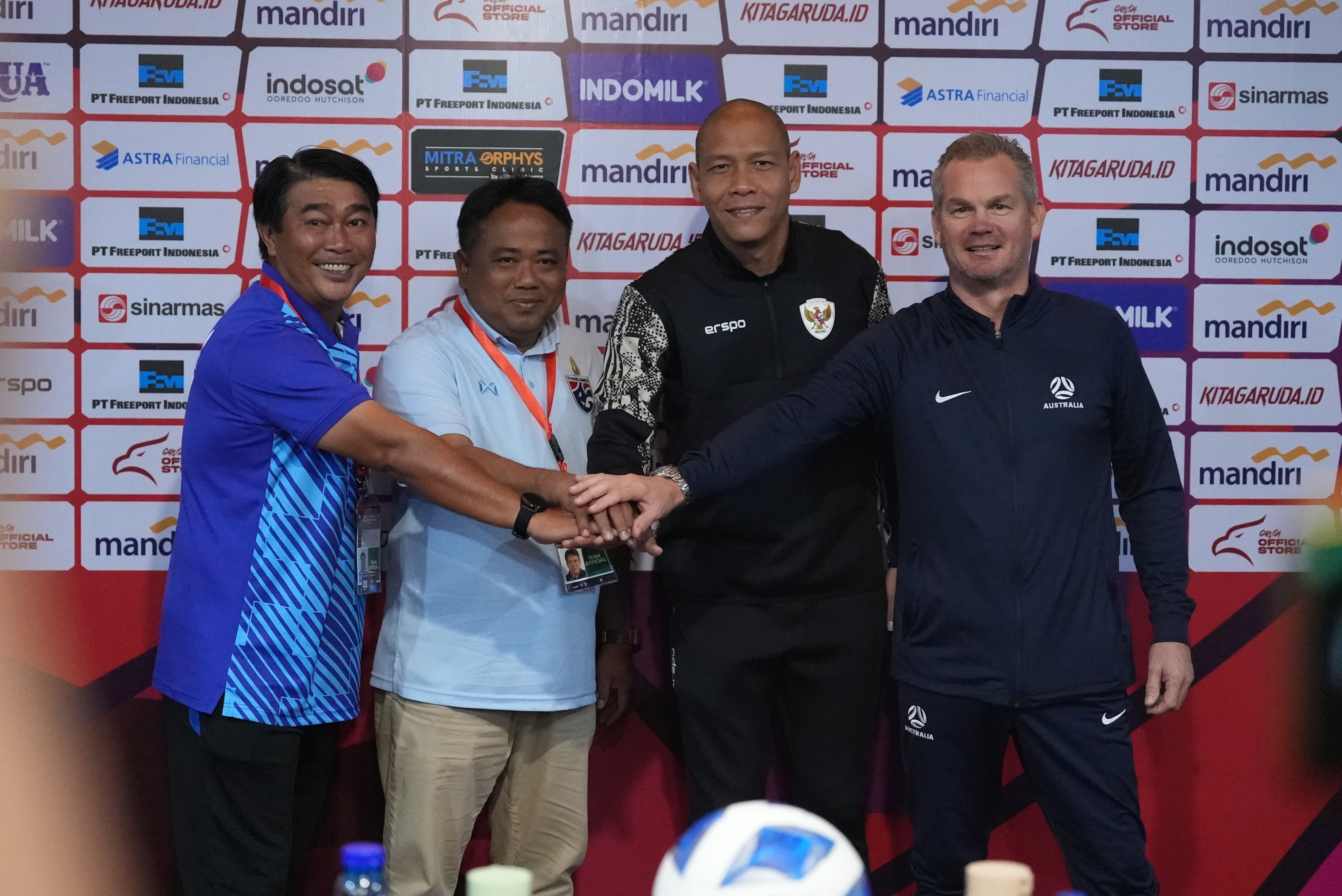 Nova Arianto bersama para pelatih dari tim yang melangkah ke semifinal dalam sesi pers pre-match ASEAN U16 Boys Championship (PSSI)