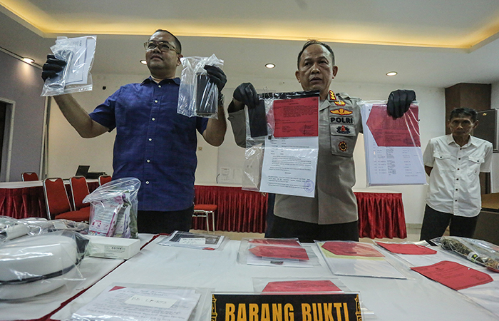 Kabid Humas Mapolda DIJ, Kombes Pol Nugroho Arianto bersama Direskrimsus Mapolda DIJ, Kombes Pol Idham Mahdi (kanan ke kiri) menunjukan barang bukti saat rilis kasus judi online di Mapolda DIY, Depok.