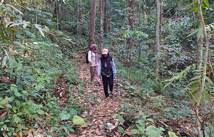 BERJALAN: Etik menembus hutan untuk mendatangi rumah warga.ANOM BAGASKORO/RADAR JOGJA