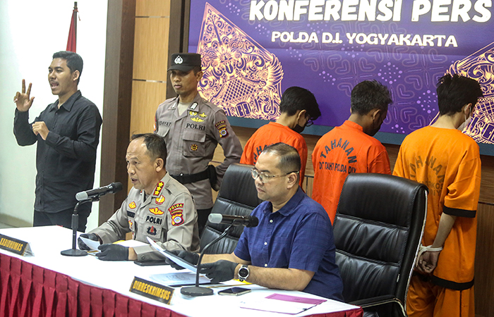 Kabid Humas Mapolda DIJ, Kombes Pol Nugroho Arianto bersama Direskrimsus Mapolda DIJ, Kombes Pol Idham Mahdi memberikan keterangan pers kasus judi online di Mapolda DIJ, Depok, Sleman, Selasa (2/7).