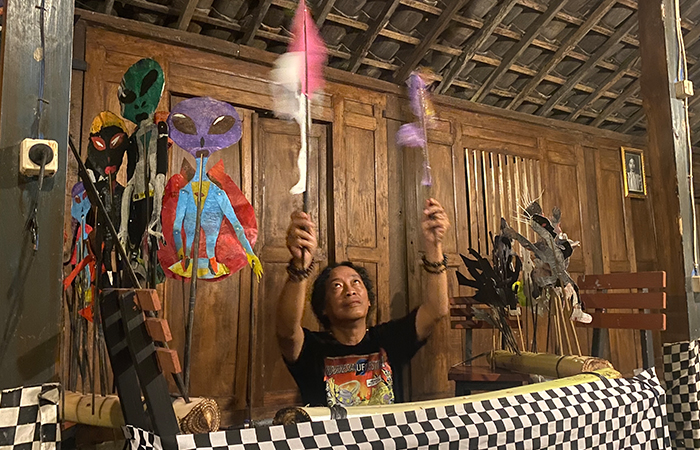 INOVATIF: Pentas mini wayang alien dengan lakon Bagong Diculik Alien di Kedai Suru Pitoe atau UFO Monument, Krasaan, Jogotirto, Berbah, Sleman.&nbsp;Agung&nbsp;Dwi Prakoso / Radar Jogja