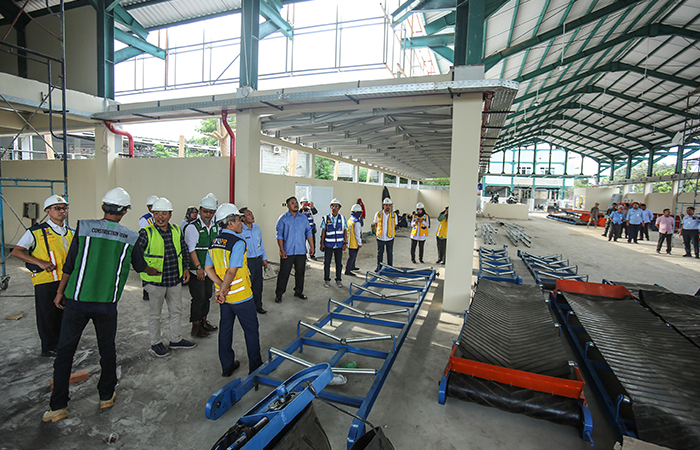 BERLANJUT: Pekerja melakukan proses penyelesaian proyek pembangunan TPST Modalan, Banguntapan, Bantul (2/7). Proses pembangunan itu ditarget selesai pada bulan Agustus dan bisa beroperasi September.
