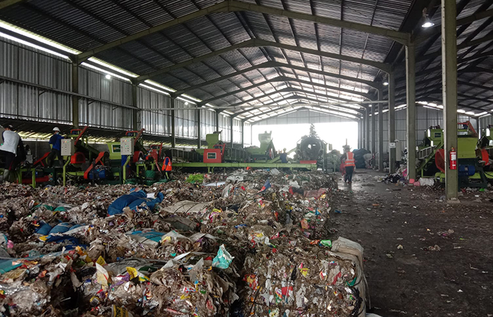 MENUMPUK: Tumpukan sampah yang ada di TPST Sendangsari, Minggir (2/7). Sejak beroperasi April lalu, warga mengeluhkan adanya bau yang tidak sedap.Delima Purnamasari/Radar Jogja