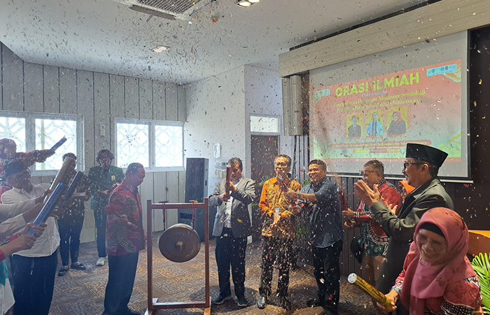 SIMBOLIS: Prosesi serah terima SK dan pemukulan gong dalam agenda pembukaan Prodi Magister Sosiologi UIN Sunan Kalijaga.&nbsp;