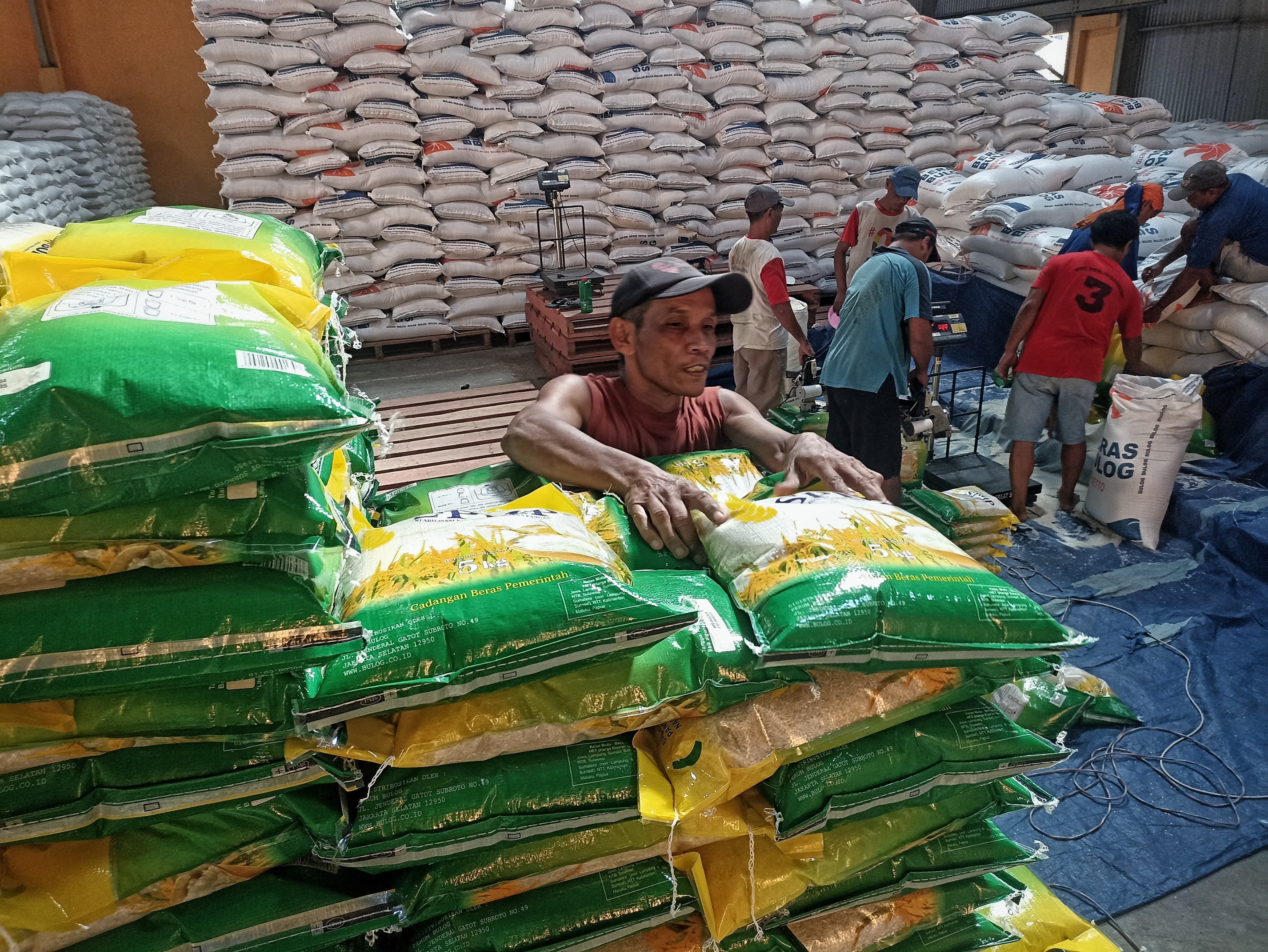 ILUSTRASI BERAS: Pekerja sedang menata stok beras SPHP di Gudang Bulog.