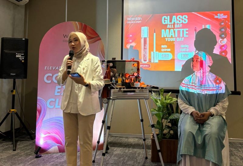 Wardah, memperkenalkan 7 warna terbaru dari produk Wardah Glasting Liquid Lip dan 4 warna terbaru dari produk Wardah Matte Lip Cream.