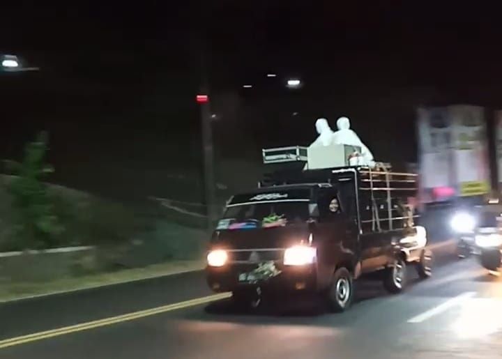 Pocong berkeliaran di Jalan Jogja - Wonosari, Kapanewon Patuk, Gunungkidul.