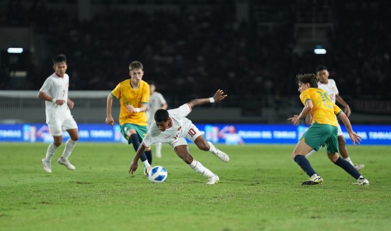 pemain timnas Indonesia U16 mencoba menggiring bola melewati pemain Australia di ajang ASEAN U16 Boys Championship (PSSI)
